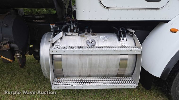 image for item EU3642 2011 Peterbilt 365 oil distributor truck