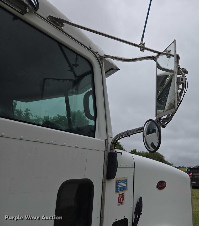 image for item EU3642 2011 Peterbilt 365 oil distributor truck