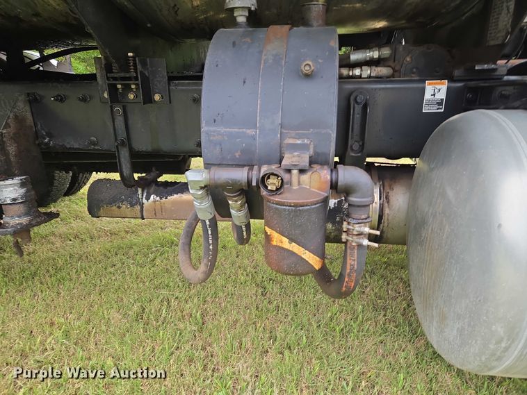 image for item EU3642 2011 Peterbilt 365 oil distributor truck