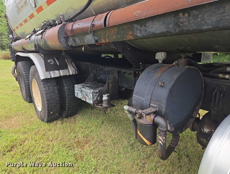 image for item EU3642 2011 Peterbilt 365 oil distributor truck