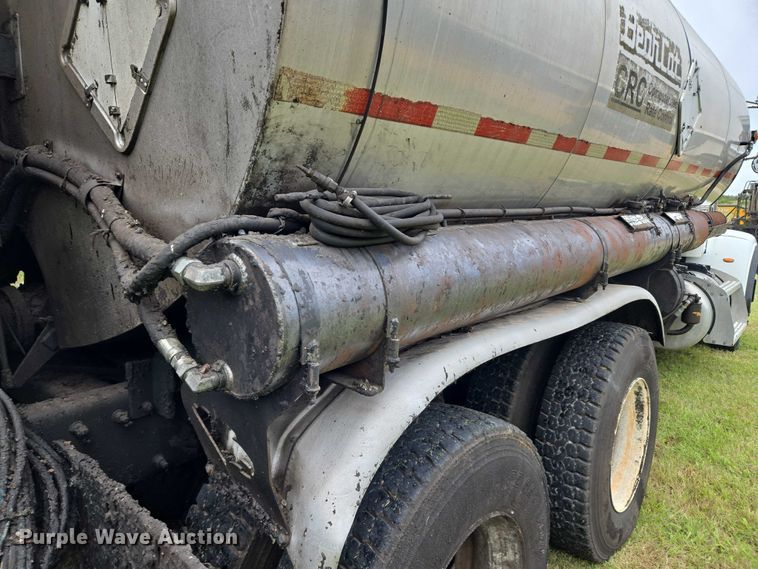 image for item EU3642 2011 Peterbilt 365 oil distributor truck