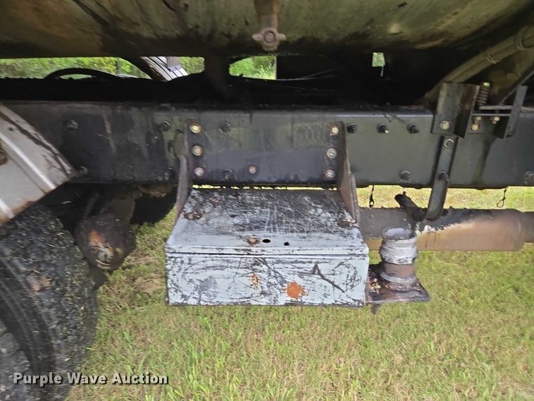 image for item EU3642 2011 Peterbilt 365 oil distributor truck