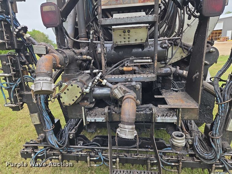 image for item EU3642 2011 Peterbilt 365 oil distributor truck