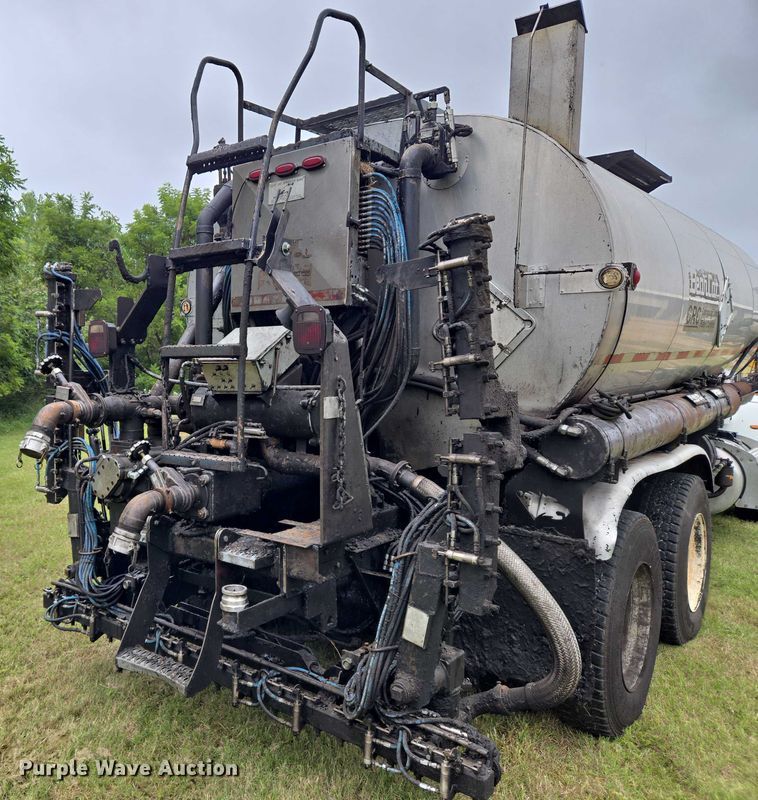 image for item EU3642 2011 Peterbilt 365 oil distributor truck