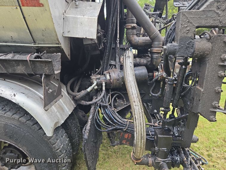 image for item EU3642 2011 Peterbilt 365 oil distributor truck