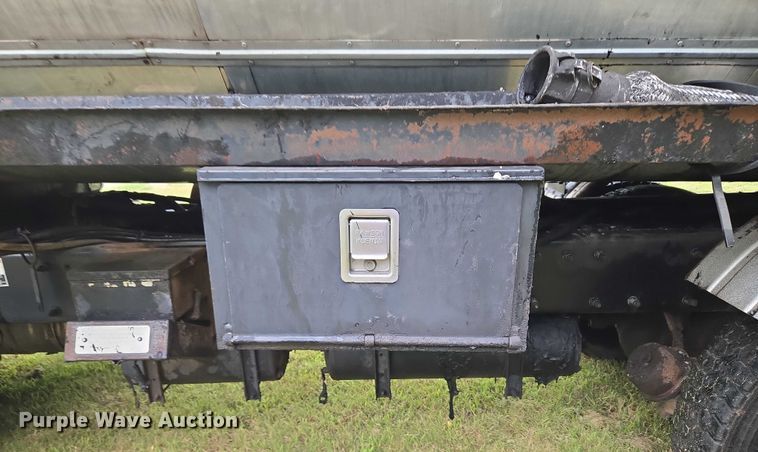 image for item EU3642 2011 Peterbilt 365 oil distributor truck