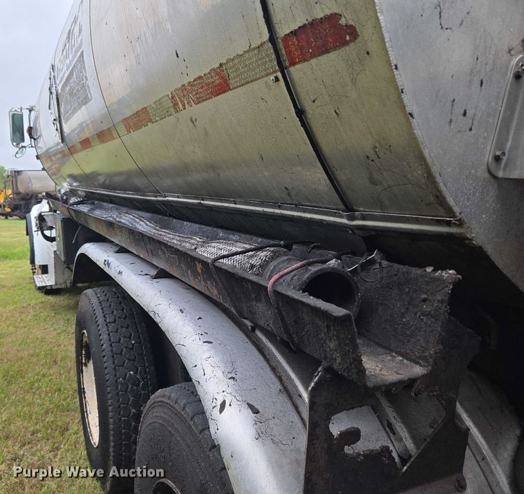 image for item EU3642 2011 Peterbilt 365 oil distributor truck