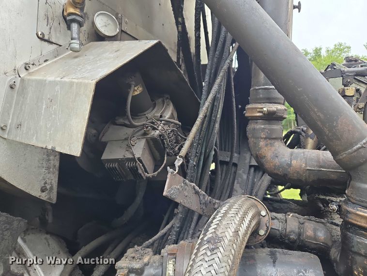 image for item EU3642 2011 Peterbilt 365 oil distributor truck