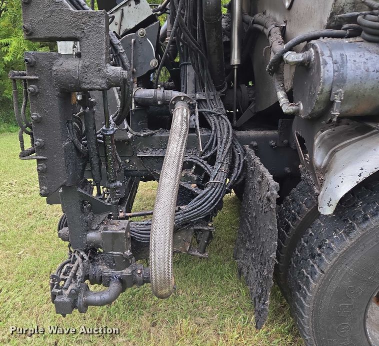 image for item EU3642 2011 Peterbilt 365 oil distributor truck