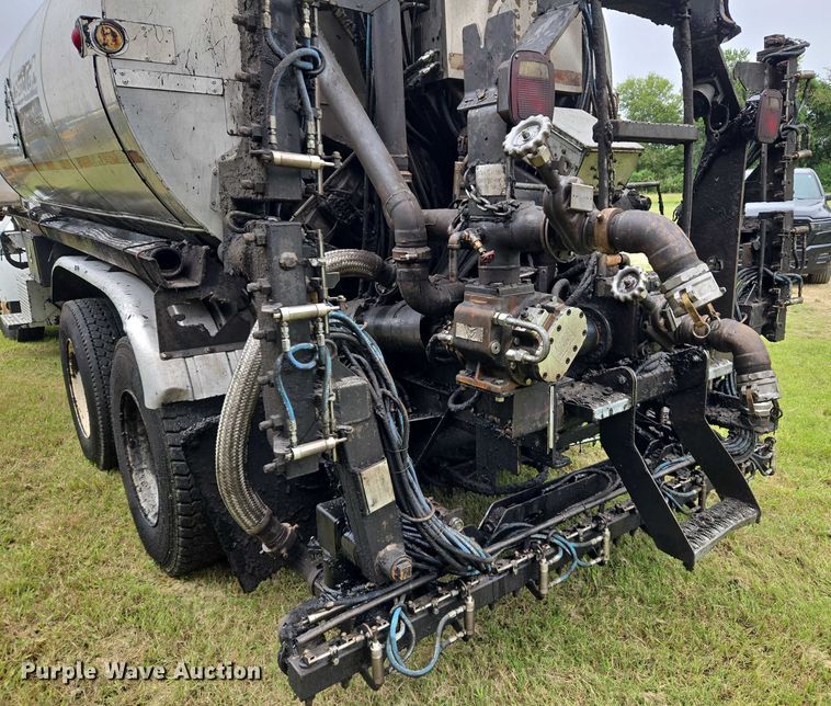 image for item EU3642 2011 Peterbilt 365 oil distributor truck