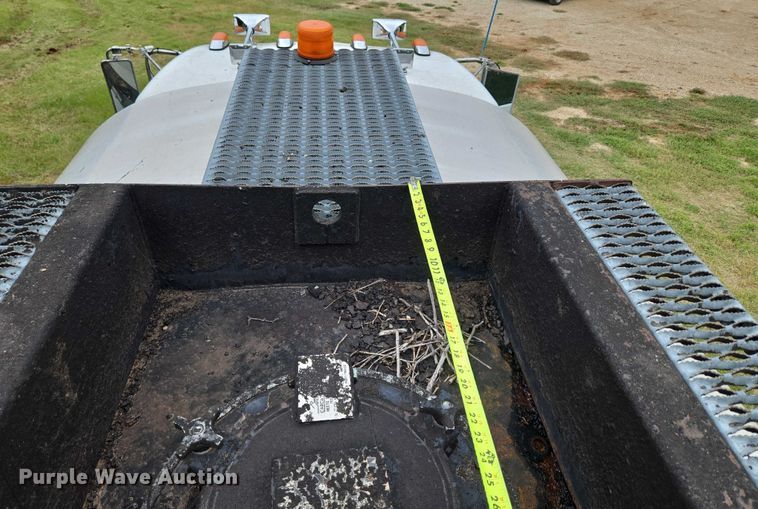 image for item EU3642 2011 Peterbilt 365 oil distributor truck