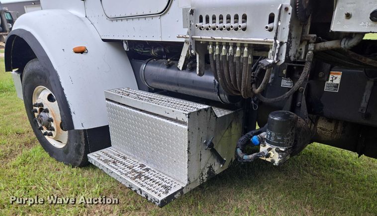 image for item EU3642 2011 Peterbilt 365 oil distributor truck