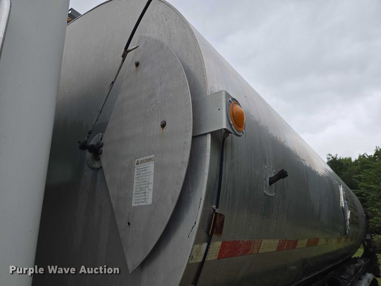 image for item EU3642 2011 Peterbilt 365 oil distributor truck