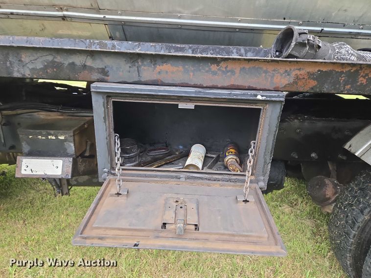 image for item EU3642 2011 Peterbilt 365 oil distributor truck