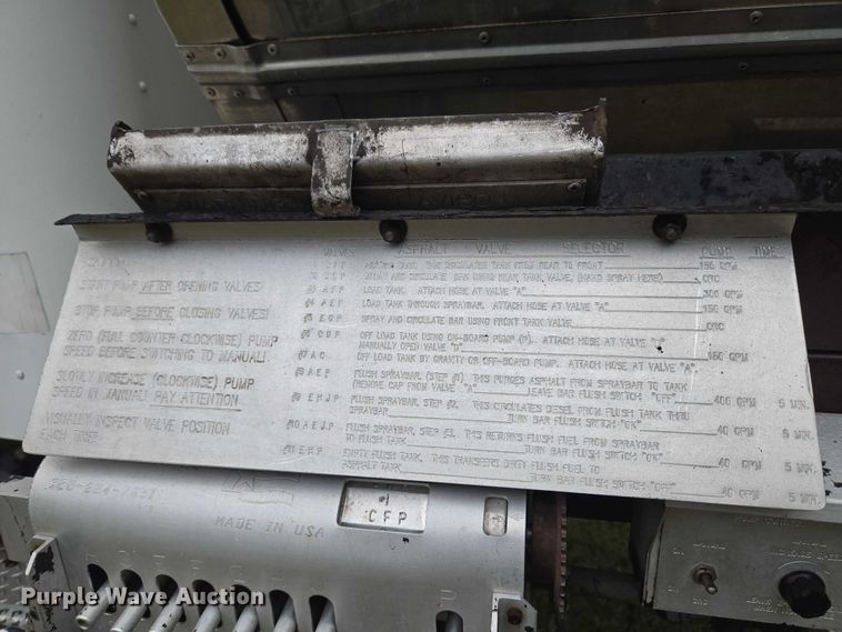 image for item EU3642 2011 Peterbilt 365 oil distributor truck