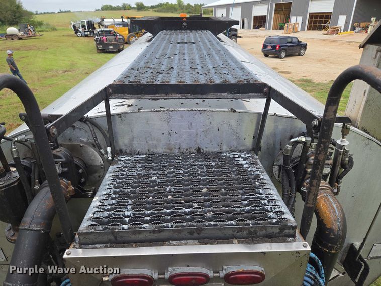 image for item EU3642 2011 Peterbilt 365 oil distributor truck