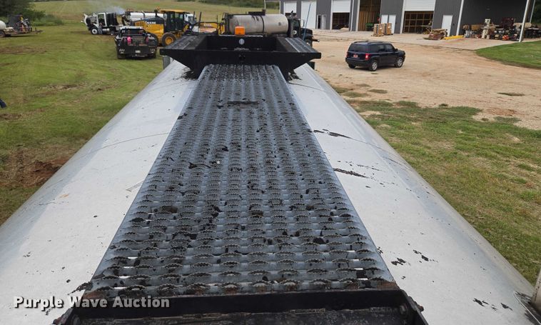 image for item EU3642 2011 Peterbilt 365 oil distributor truck