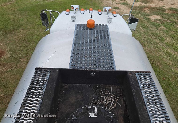 image for item EU3642 2011 Peterbilt 365 oil distributor truck