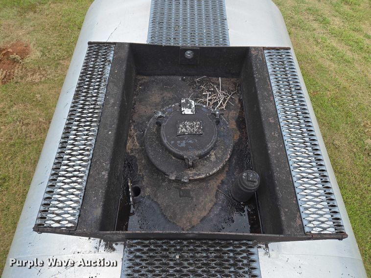 image for item EU3642 2011 Peterbilt 365 oil distributor truck