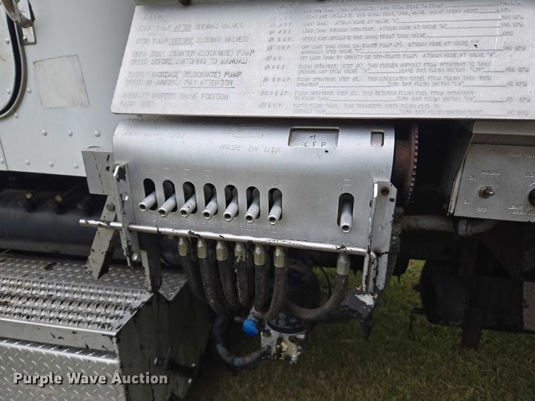 image for item EU3642 2011 Peterbilt 365 oil distributor truck