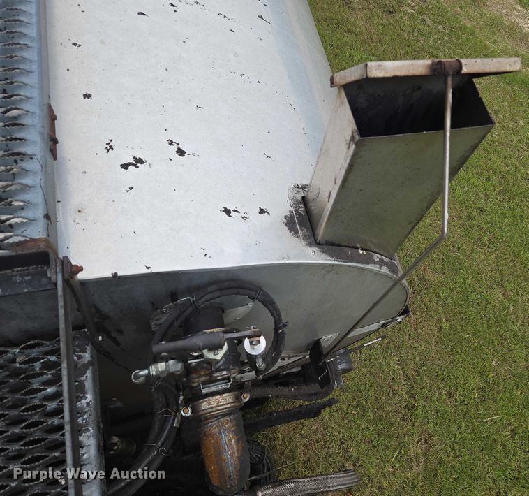 image for item EU3642 2011 Peterbilt 365 oil distributor truck