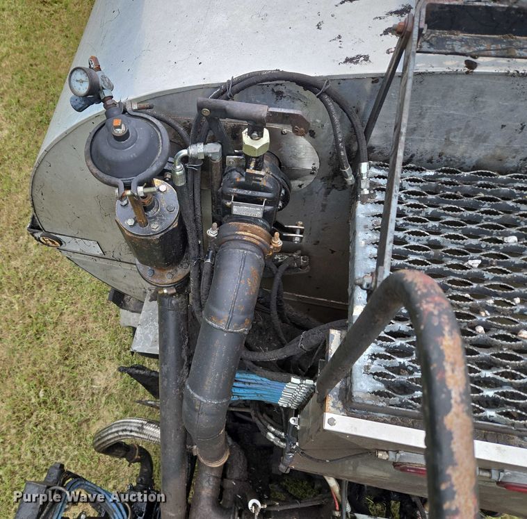 image for item EU3642 2011 Peterbilt 365 oil distributor truck