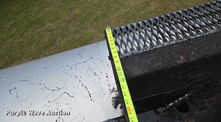 image for item EU3642 2011 Peterbilt 365 oil distributor truck