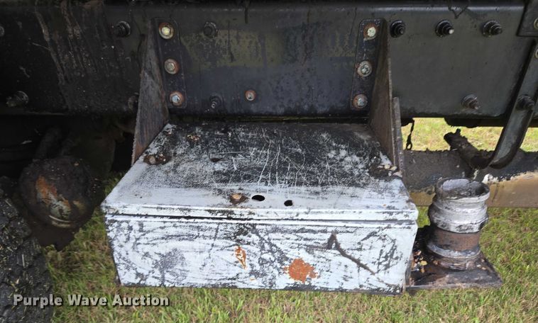 image for item EU3642 2011 Peterbilt 365 oil distributor truck