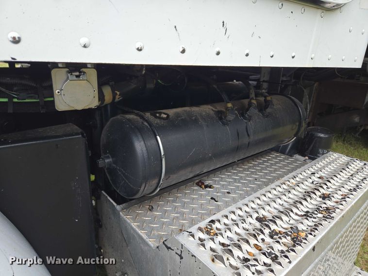 image for item EU3642 2011 Peterbilt 365 oil distributor truck