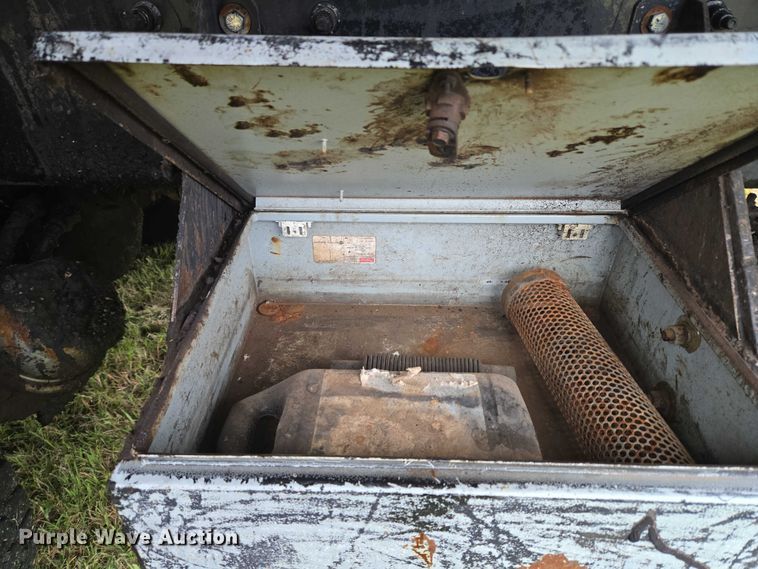 image for item EU3642 2011 Peterbilt 365 oil distributor truck