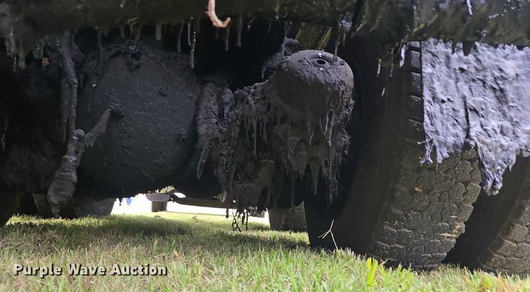 image for item EU3642 2011 Peterbilt 365 oil distributor truck