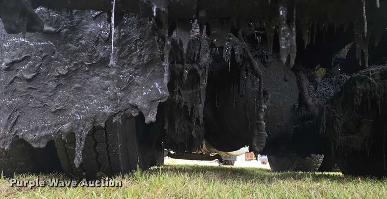 image for item EU3642 2011 Peterbilt 365 oil distributor truck