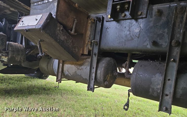 image for item EU3642 2011 Peterbilt 365 oil distributor truck