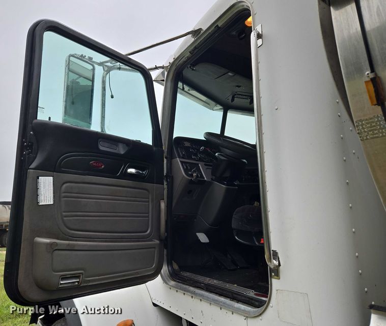 image for item EU3642 2011 Peterbilt 365 oil distributor truck