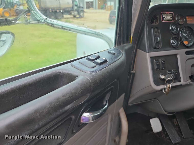 image for item EU3642 2011 Peterbilt 365 oil distributor truck