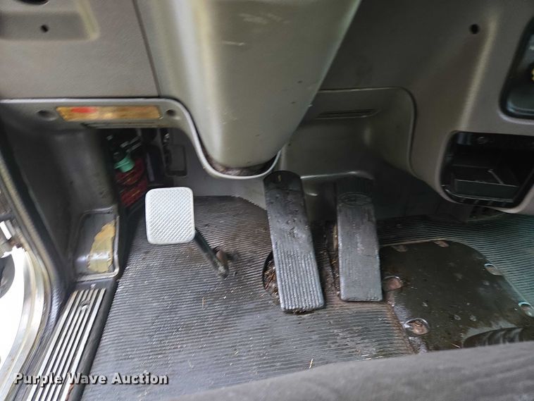 image for item EU3642 2011 Peterbilt 365 oil distributor truck