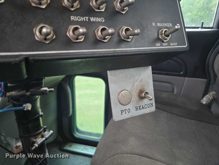 image for item EU3642 2011 Peterbilt 365 oil distributor truck