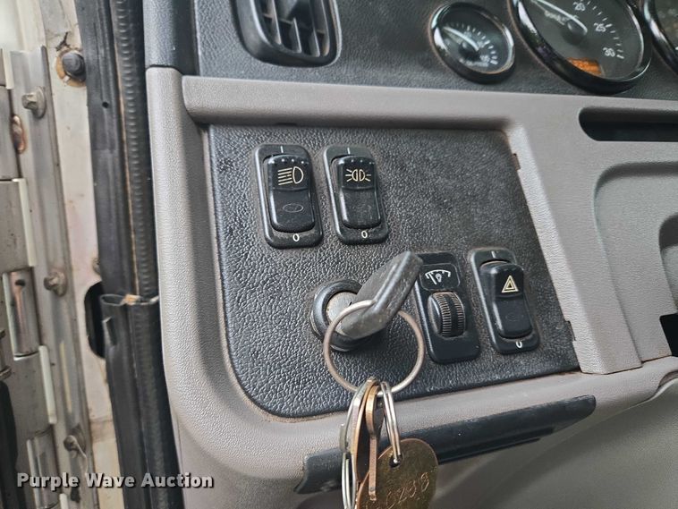 image for item EU3642 2011 Peterbilt 365 oil distributor truck