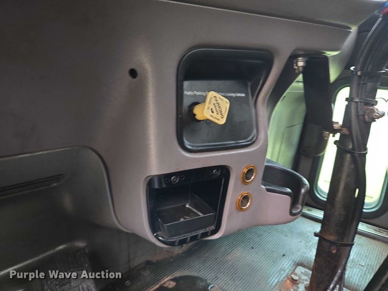 image for item EU3642 2011 Peterbilt 365 oil distributor truck