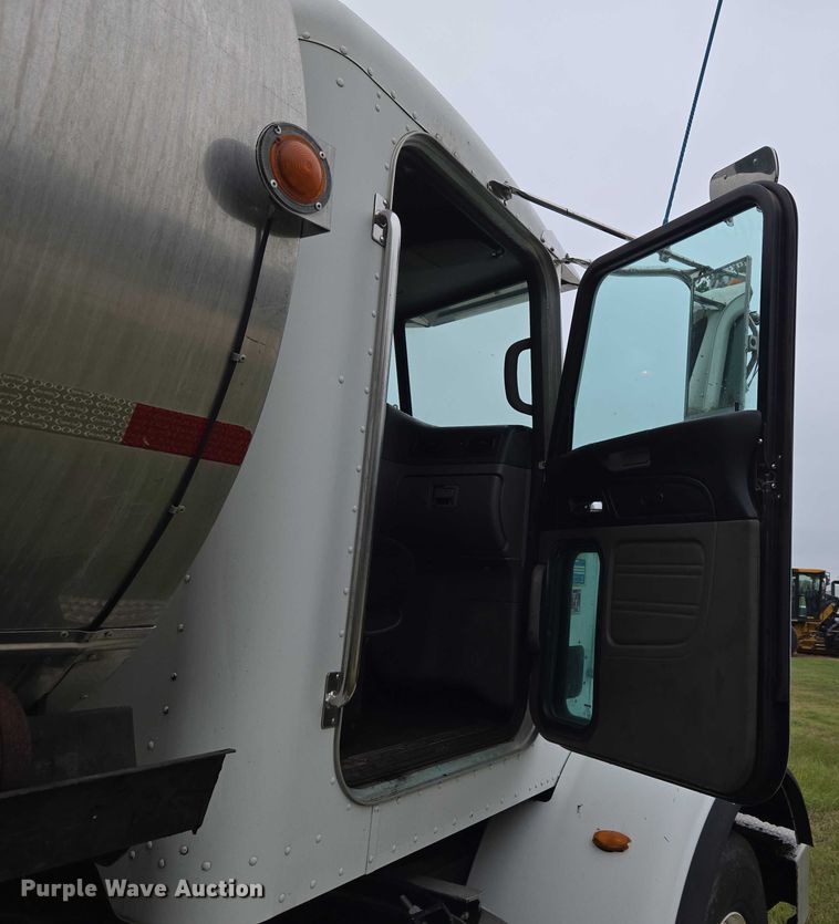 image for item EU3642 2011 Peterbilt 365 oil distributor truck