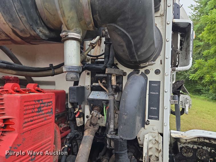 image for item EU3642 2011 Peterbilt 365 oil distributor truck