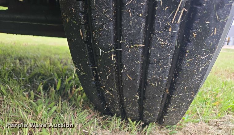 image for item EU3642 2011 Peterbilt 365 oil distributor truck