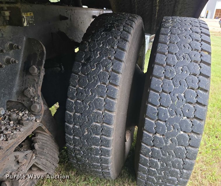 image for item EU3642 2011 Peterbilt 365 oil distributor truck