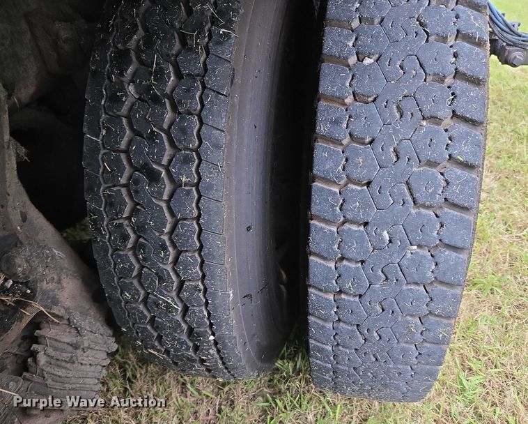 image for item EU3642 2011 Peterbilt 365 oil distributor truck