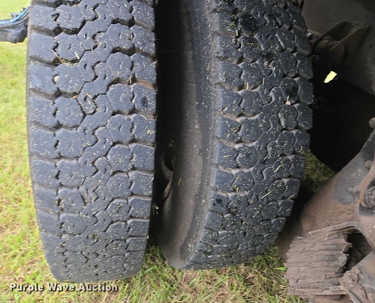 image for item EU3642 2011 Peterbilt 365 oil distributor truck