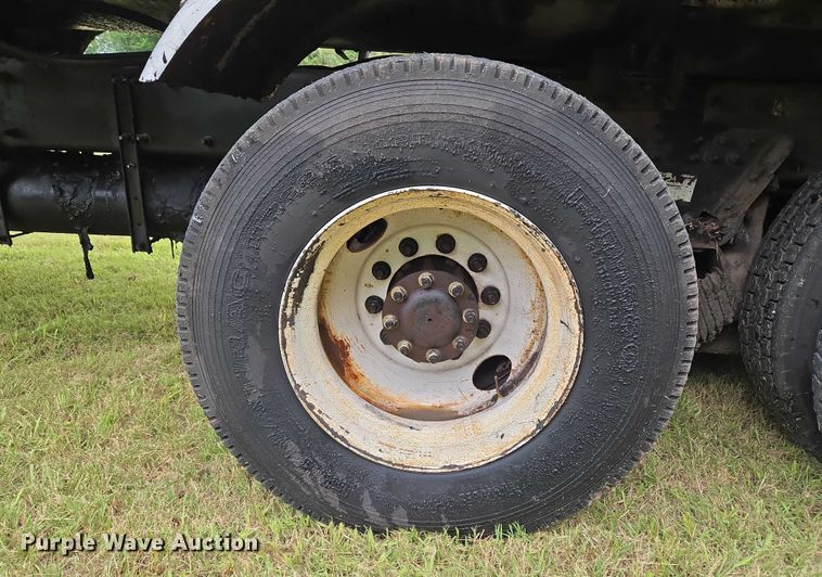 image for item EU3642 2011 Peterbilt 365 oil distributor truck