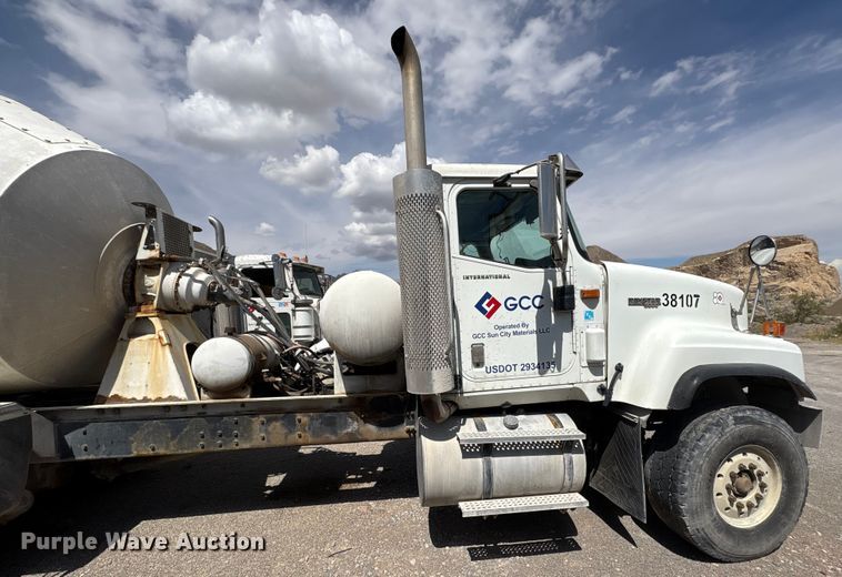 image for item EU4648 2007 International 5500i ready mix truck