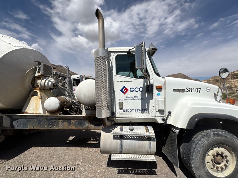 image for item EU4648 2007 International 5500i ready mix truck