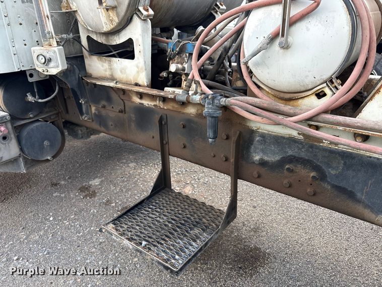 image for item EU4648 2007 International 5500i ready mix truck