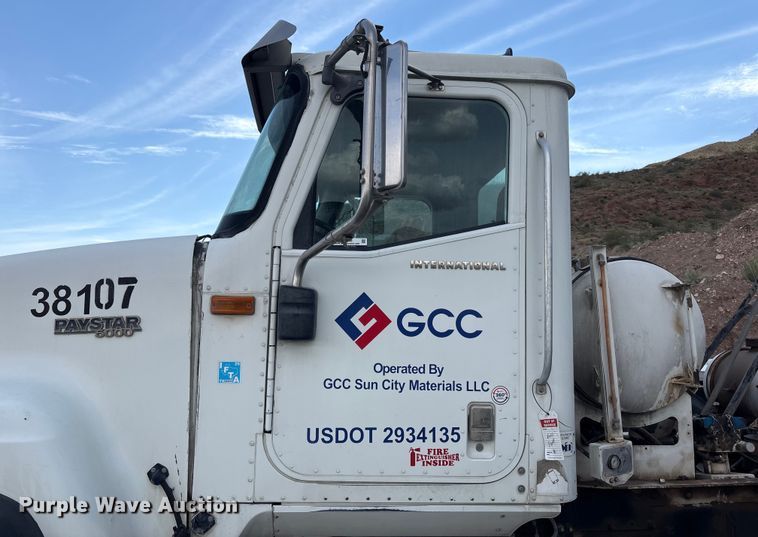 image for item EU4648 2007 International 5500i ready mix truck